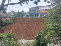 Detik-detik Tebing 30 Meter di Bogor Longsor Imbas Hujan Deras