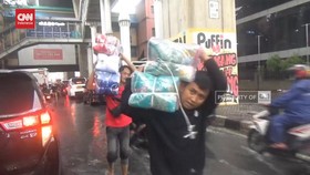 VIDEO: Pasar Terendam Banjir, Pedagang Selamatkan Barang Dagangan