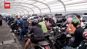 VIDEO: Momen Fly Over Sumarecon Bekasi Macet Parah Imbas Banjir