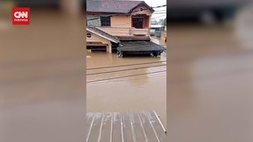 VIDEO: Banjir Ketinggian 2,5 Meter Rendam Villa Nusa Indah 2 Bogor