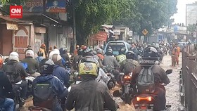 VIDEO: Persimpangan Hek Banjir, Jalan Raya Bogor Macet Total