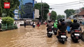 VIDEO: Banjir di Jatinegara, Lalu Lintas Lumpuh