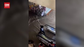 VIDEO: Banjir Bekasi, Air Masuk Mal Bikin Panik Pengunjung