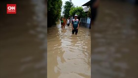 VIDEO: Momen Warga Darmawangsa Korban Banjir Bekasi Evakuasi Mandiri