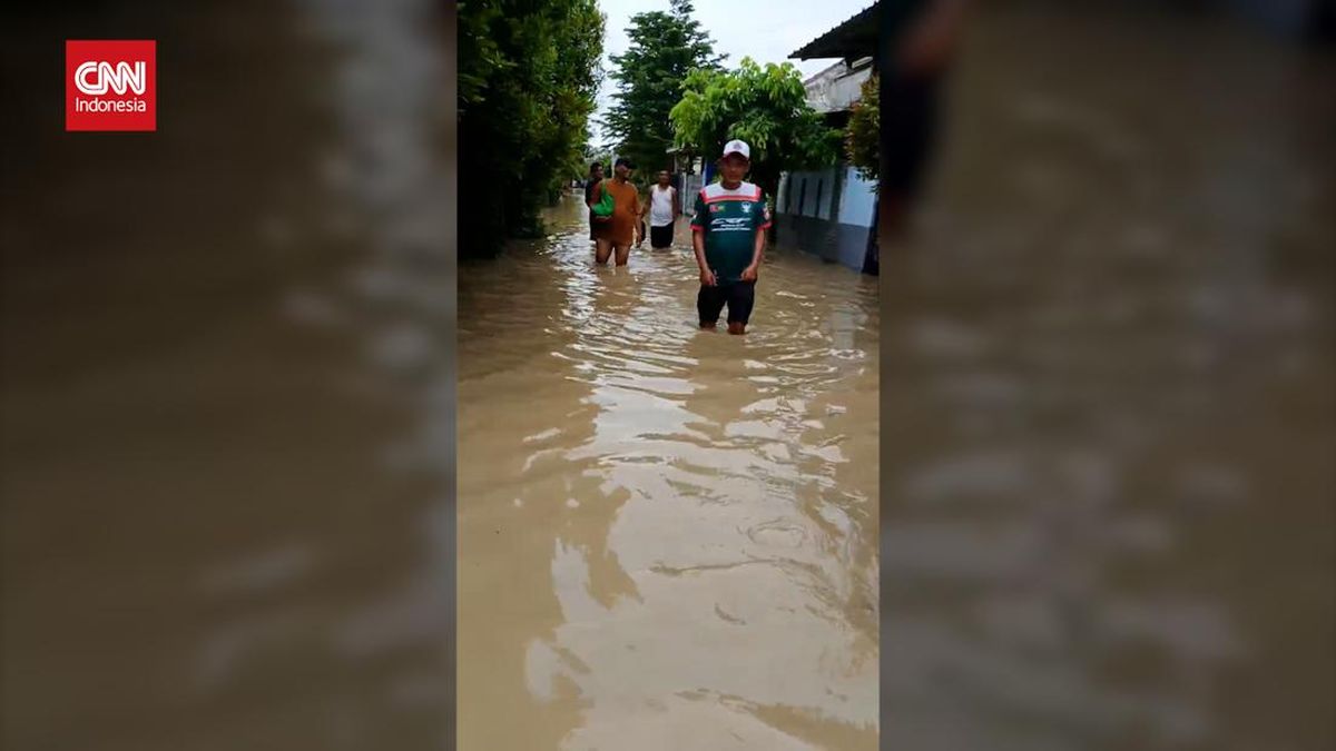 Momen Warga Darmawangsa Korban Banjir Bekasi Evakuasi Mandiri