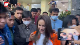 VIDEO: Momen Nikita Mirzani Keluar Pemeriksaan Pakai Baju Oranye