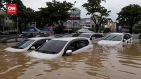 VIDEO: Puluhan Mobil Terendam Banjir di Bekasi