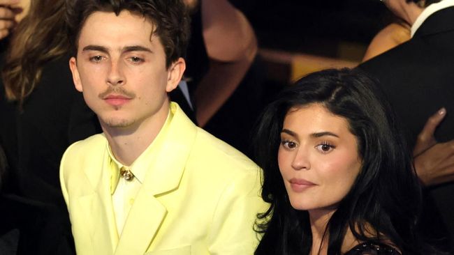 Kylie Jenner disebut menyadari kemunculannya di Oscar 2025 menimbulkan banyak pertanyaan dan pandangan miring.