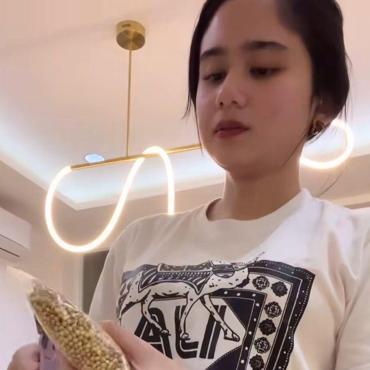 <p>Unggahan tersebut langsung dibanjiri komentar netizen yang kagum dengannya. Bahkan, tak sedikit pula yang menyebutnya sebagai calon istri idaman. “Istri idaman banget ini mah,” tulis akun <em>@nom2_go**.</em> “Cantik…pintar masak,” tulis akun <em>@tatymattup**.</em> (Foto: Instagram@tissabiani)</p>