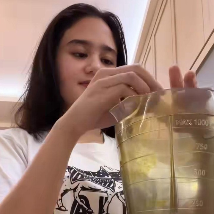 <p>Untuk sahur hari pertama, Tissa menyajikan ayam goreng ketumbar. "Kembali lagi memasak untuk sahur hari pertama, kali ini memasak, ayam goreng ketumbar. Met berpuasa semua," tulis Tissa dikutip dari laman Instagram @tissabiani, Selasa (4/3/2025). (Foto: Instagram@tissabiani)</p>