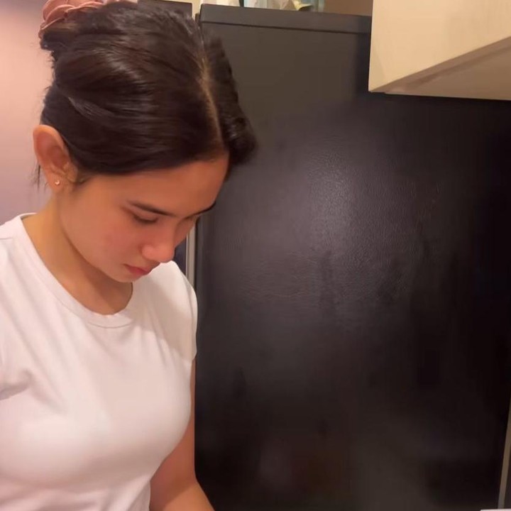 <p>Siapa sangka? Bukan hanya jago beradu akting, ternyata Tissa juga piawai dalam menyajikan hidangan di rumah. Bahkan, ia berhasil menuai pujian netizen usai masak sahur untuk keluarga. (Foto: Instagram@tissabiani)</p>