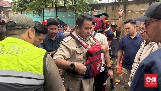 Wakil Gubernur DKI Jakarta Rano Karno meninjau titik banjir di Jalan Kamboja, Cilandak, Jakarta Selatan, Selasa (4/3) pagi.