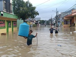 Banjir Mulai Surut, Warga Bojong Kulur Bogor Selamatkan Burung Peliharaan