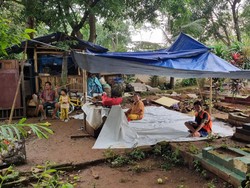 Banjir Belum Surut, Warga Pejaten Timur Jaksel Ngungsi di Kuburan