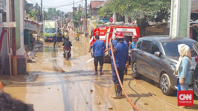 Damkar Kota Bekasi mengaku kesulitan mencari sumber air untuk membersihkan sisa-sisa lumpur akibat banjir di perumahan Pondok Gede Permai.