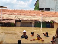 Video: Banjir di Pengadegan Jaksel Masih Tinggi Siang Ini
