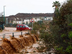 Momen Sejumlah Mobil Terseret Banjir Bandang di Spanyol