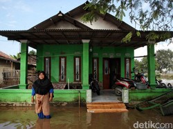 Pemprov Jakarta Kirim 13 Truk Sampah-Toilet Portable ke Lokasi Banjir Bekasi