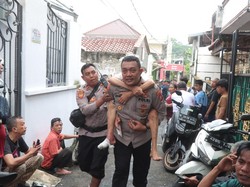 Polisi Gendong Lansia Terjebak Banjir di Cawang