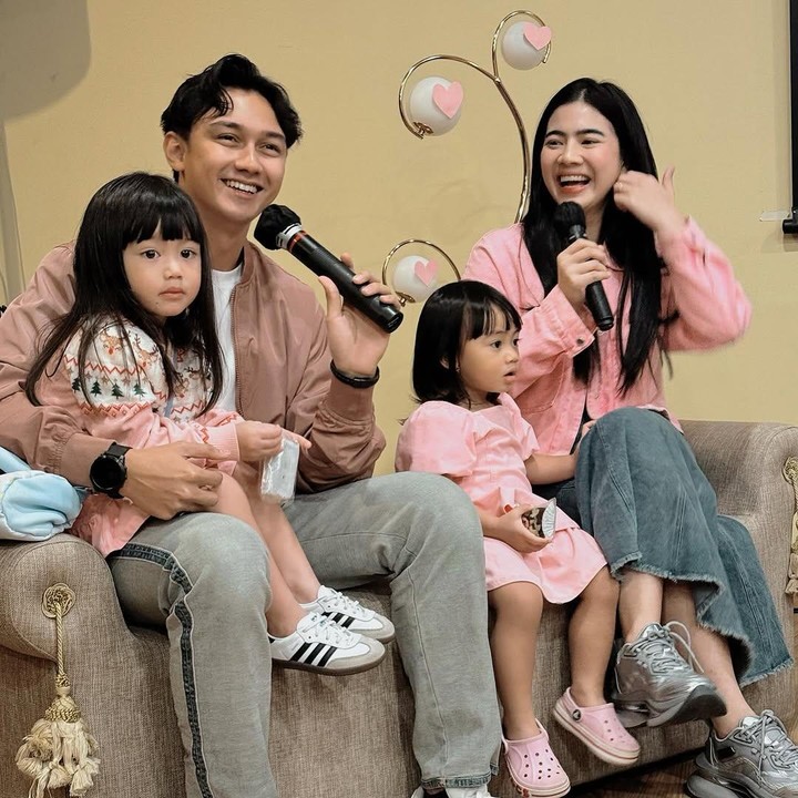 <p>Setelah menikah dengan Caesar Hito, Felicya Angelista dikaruniai dua orang putri, Bunda. Mereka adalah Graziella Bible dan Zefanya Graneth. (Foto: Instagram: @felicyangelista_)</p>