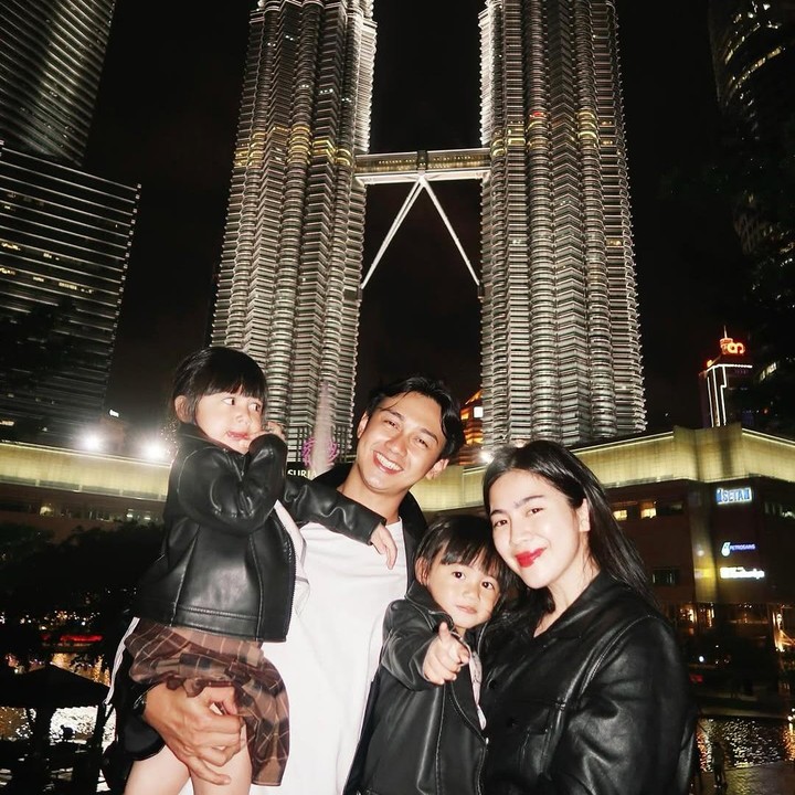 <p>"Twin tower bersama putri kembar kami. Kakak Bible dan Adik Zefanya beda satu tahun 1,5 bulan. Tapi setiap ketemu orang-orang pasti pada bilangnya 'anak kembar ya?," tutur Feli seraya menyisipkan emotikon hati. (Foto: Instagram: @felicyangelista_)</p>