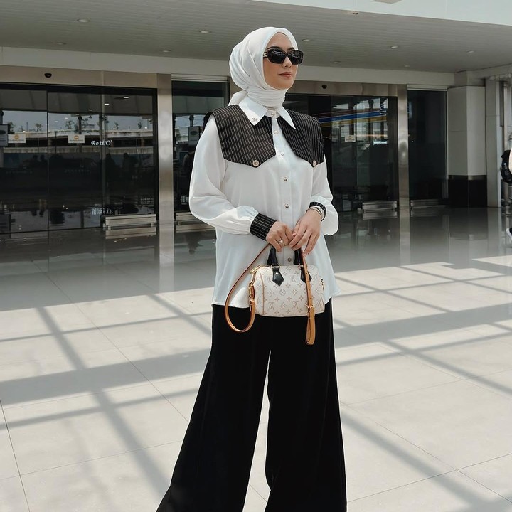 <p>Berikut ini adalah inspirasi outfit lainnya ala Ciki yang dapat Bunda ikuti untuk acara bukber. Sederhana, tetapi tetap terlihat elegan. Ciki melengkapi penampilannya ini dengan aksesori kacamata hitam. Usut punya usut, kemeja yang dikenakannya ini dikeluarkan oleh brand-nya sendiri, lho, yang bernama Chante. (Foto: Instagram@citraciki)</p>