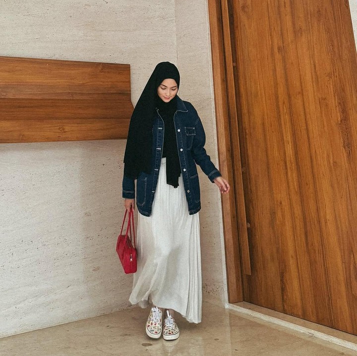 <p>Seperti foto OOTD-nya yang satu ini. Meski terlihat santai hanya mengenakan outer denim dan rok putih, Ciki tetap terlihat modis, bukan? Ia pun menghiasi penampilannya itu dengan sepatu bermotif, Bunda. (Foto: Instagram@citraciki)</p>