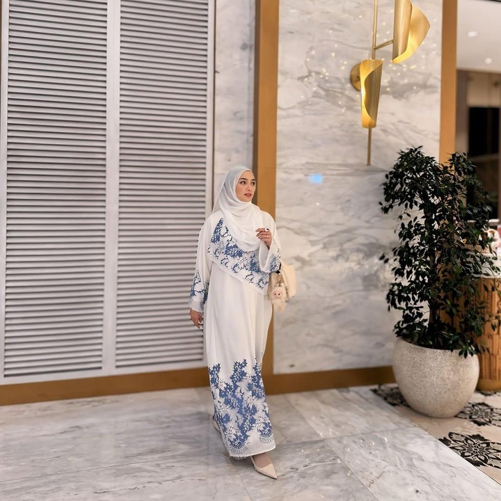 <p>Ada juga inspirasi <em>outfit</em> untuk menyambut hari raya Lebaran seperti foto yang satu ini. Lantaran Idul Fitri identik dengan warna putih, Bunda dapat memilih busana Muslim gamis berwarna putih yang dihiasi dengan motif seperti punya Ciki. Nah, Bunda tertarik mencoba salah satunya? (Foto: Instagram@citraciki)</p>