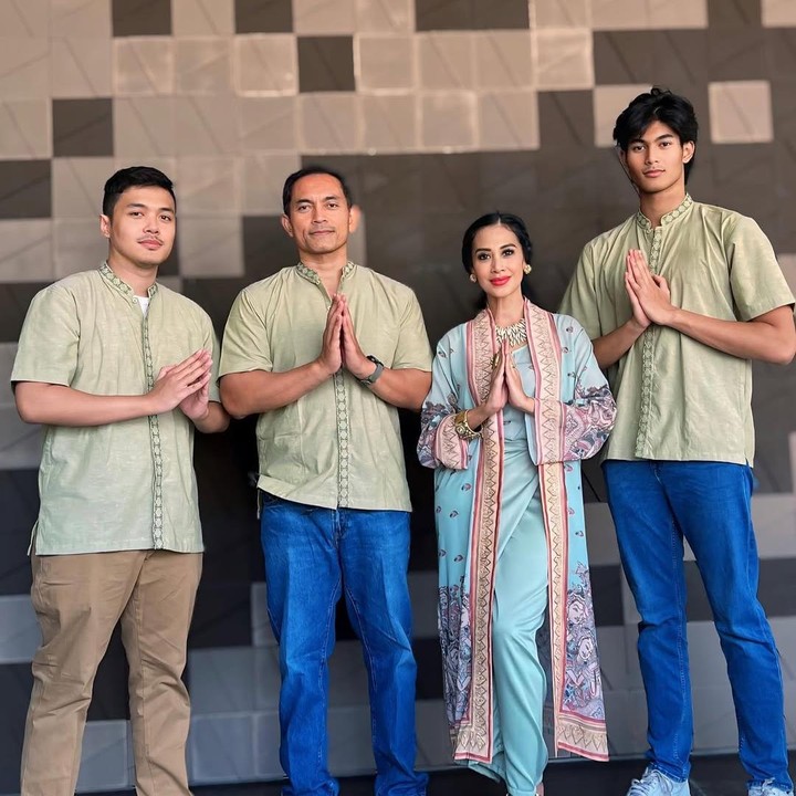 <p>Sebagian besar selebriti Muslim menyambut bulan suci Ramadhan dengan antusias. Bahkan, beberapa dari mereka turut mengabadikan beragam kegiatan selama Ramadhan bersama keluarga, seperti Diah Permatasari dan keluarganya. (Foto: Instagram@dps_diahpermatasari)</p>