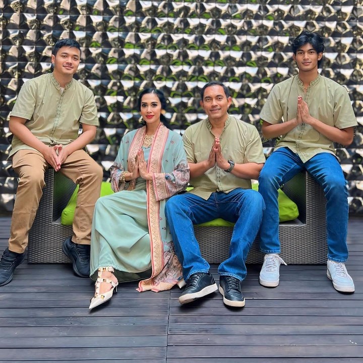 <p><em>Postingan</em> itu pun langsung diramaikan komentar netizen yang menjawab ucapannya. Namun, tak sedikit pula netizen yang salah fokus visual kelurga mereka yang dianggap <em>good looking.</em>(Foto: Instagram@dps_diahpermatasari)</p>