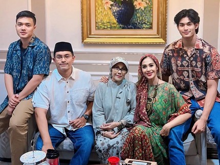 Momen Ramadhan Diah Permatasari Bareng Keluarga yang Dipuji Good Looking Semua, Intip 5 Potretnya