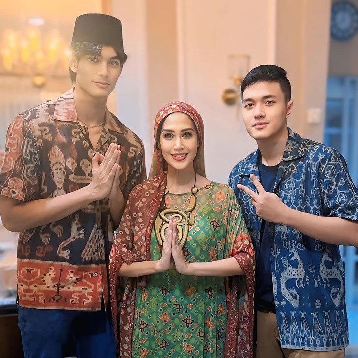 <p>“Masya Allah.... keluarga harmonis dan <em>good looking</em> semua,” tulis akun <em>@rezadha**.</em> “Masya Allah cantik banget mbak Dps, anaknya juga <em>handsome,”</em> tulis akun <em>@jingga**.</em> “Salfok sm anak2nya yg ganteng ,” tulis akun <em>@hr**.</em> (Foto: Instagram@dps_diahpermatasari)</p>