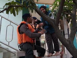 Brimob Sebar Ratusan Anggota ke Titik Banjir Jabodetabek, Evakuasi Anak-Lansia