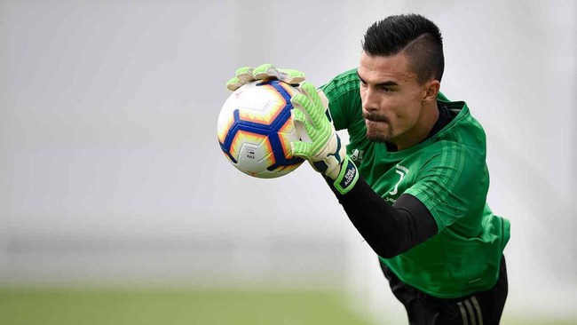 Kiper naturalisasi Timnas Indonesia, Emil Audero, baru-baru ini mendapat julukan unik dari para netizen setelah kedatangannya yang mengejutkan di Sydney.