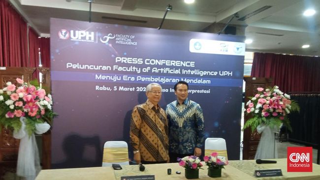 UPH kukuhkan lima guru besar, bahas korupsi, pariwisata, politik, hingga peran AI dalam pendidikan masa kini.