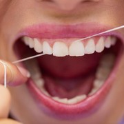 Duh, Nggak Sengaja Menelan Sisa Makanan di Gigi saat Berpuasa, Apa Hukumnya?