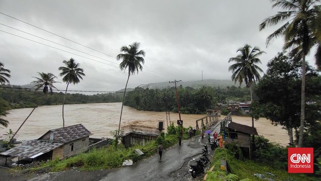 Jembatan Noyo, penghubung Kabupaten Nias Barat dengan Kabupaten Nias dan Kota Gunung Sitoli, roboh akibat banjir, Rabu (5/3).