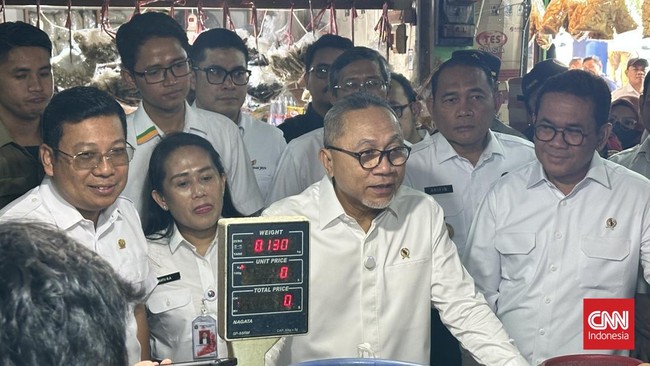 Menko Pangan Zulkifli Hasan alias Zulhas terkejut saat mengetahui harga cabai rawit dan cabai merah keriting di pasar Rp100 ribu hingga Rp120 ribu per kg.