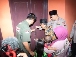 Kapolres Kebumen Beri Bantuan Rumah Layak Huni ke Warga Pujotirto