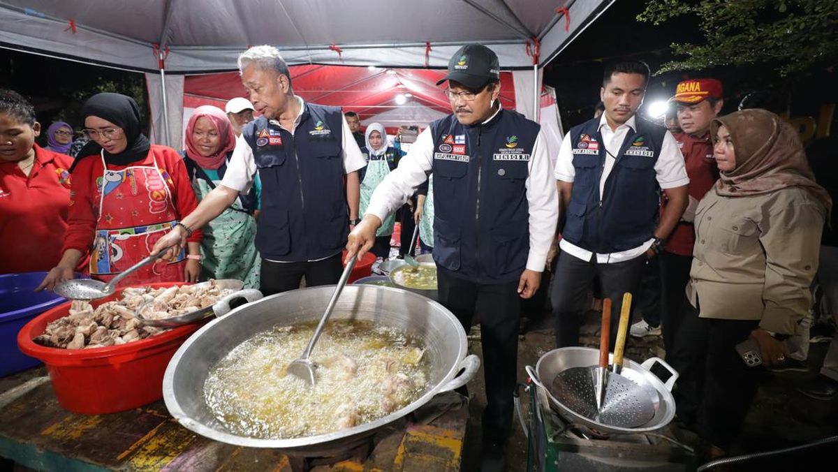 Gus Ipul-Agus Jabo Siapkan Makan Sahur untuk Korban Banjir di Bekasi