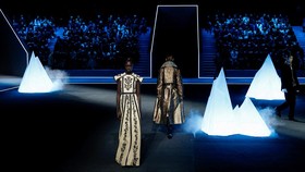 FOTO: Kala Dior Melintasi Waktu ke Masa Lalu di Paris Fashion Week