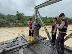 Sungai di Nias Barat Meluap, Jembatan Ambruk-Rumah Warga Terendam
