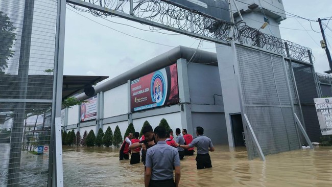 Lapas & Bapas Cikarang kebanjiran akibat hujan deras sejak beberapa hari lalu. Sebanyak 1.451 warga binaan telah diungsikan.