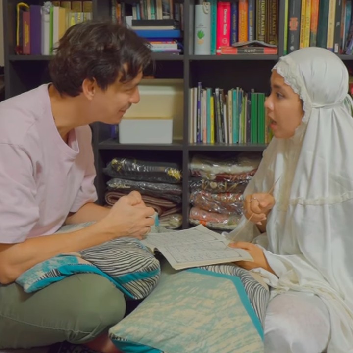 <p>Meski begitu, Marcell sempat membuat Nabila kesal karena dirinya kerap salah membaca huruf dan tertawa. "Jangan ketawa-tawa, yang benar, serius," tutur Nabila. (Foto: Instagram: @marcelldarwin)</p>