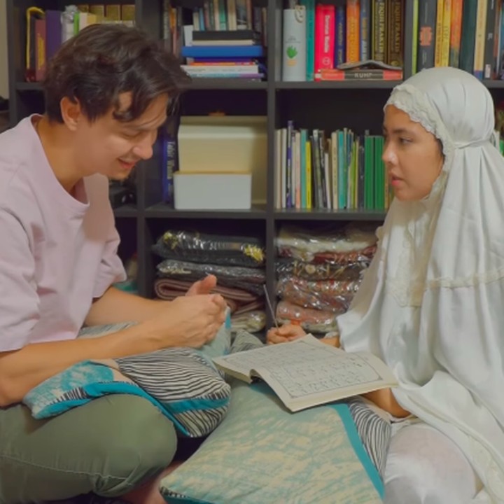 <p>Mengintip dari laman Instagram-nya, terlihat Nabila mengajari sang suami membaca buku Iqra. Marcell pun mulai diperkenalkan dengan huruf-huruf hijaiyah. (Foto: Instagram: @marcelldarwin)</p>