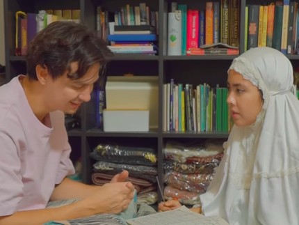 Marcell Darwin Diajari Istri Ngaji hingga Salat Tarawih, Tengok 5 Potretnya