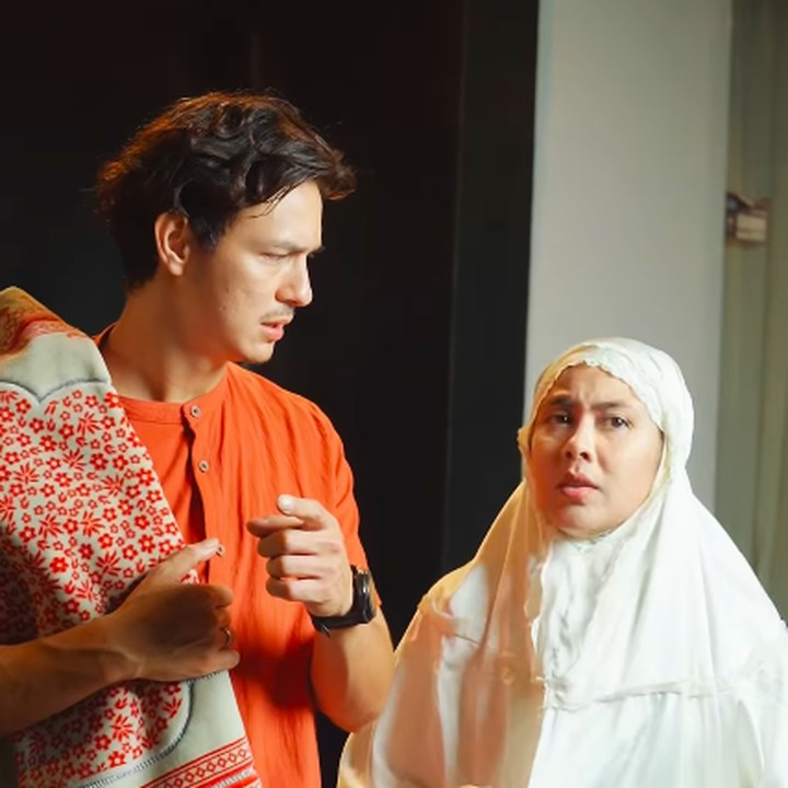 <p>Tidak hanya itu, Marcell juga diajak oleh sang istri untuk melaksanakan salat tarawih di masjid, Bunda. Meski begitu, ia sempat bingung mengapa ada pilihan untuk salat 11 rakaat serta 23 rakaat. (Foto: Instagram: @marcelldarwin)</p>