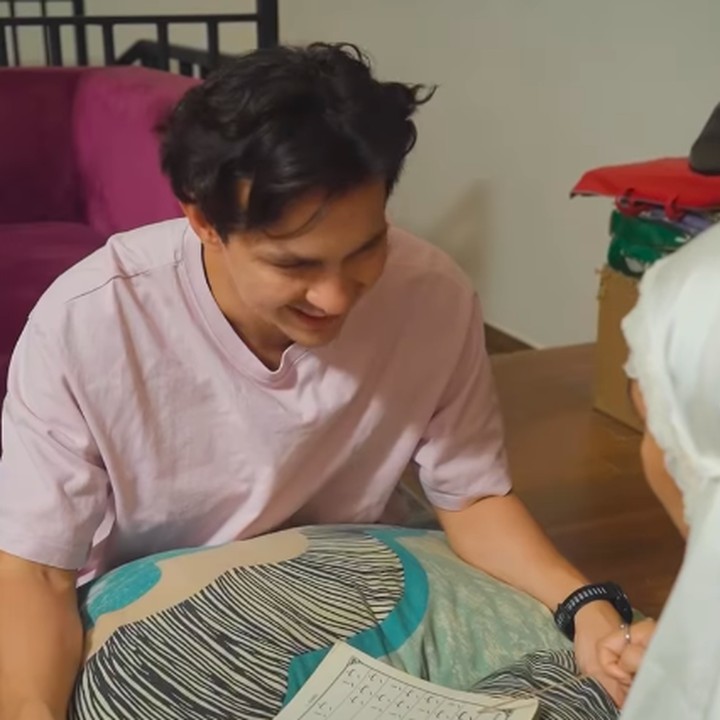 <p>Sebagai seorang mualaf, aktor tampan Marcell Darwin mencoba untuk belajar agama lebih dalam selama bulan Ramadhan, Bunda. Belum lama ini, dirinya bahkan diajari mengaji oleh sang istri, Fasty Nabila. (Foto: Instagram: @marcelldarwin)</p>