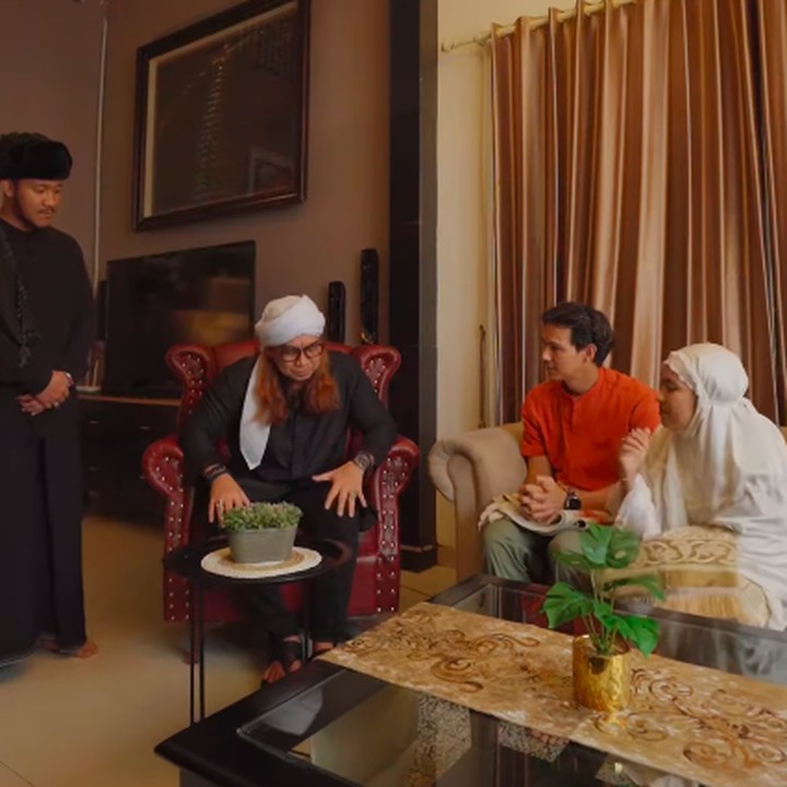 <p>"Dua-duanya punya dalil, punya hukum yang jelas, silakan saja. Tapi yang intinya kata Rasulullah, siapa yang mendirikan salat malam atau salat tarawih di bulan suci Ramadhan dengan keikhlasan dan mengharap ridha Allah, dengan keimanan juga, maka Allah akan mengampuni dosa-dosa kita terdahulu," tutur Ustaz Ahmad Faisal Reza kepada Marcell dan sang istri. (Foto: Instagram: @marcelldarwin)</p>