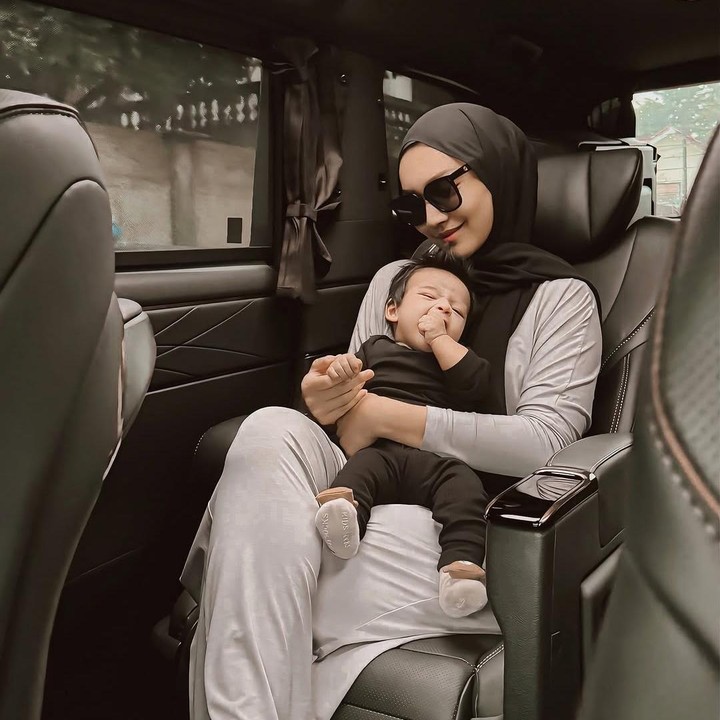 <p>Di Ramadhan tahun ini, aktris Melody Prima juga bakal memberikan ASI ke anak ketiganya. Melody diketahui baru saja menyambut kelahiran anak ketiganya pada awal tahun 2025. Hingga kini, Melody masih merahasiakan proses persalinan dan nama anak bungsunya ini dari publik. (Foto: Instagram @melodyprima)</p>